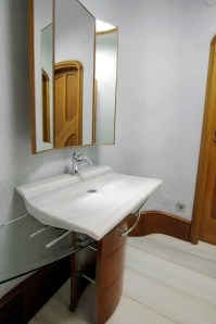 A very modern bathroom decor at Casa Batlo 